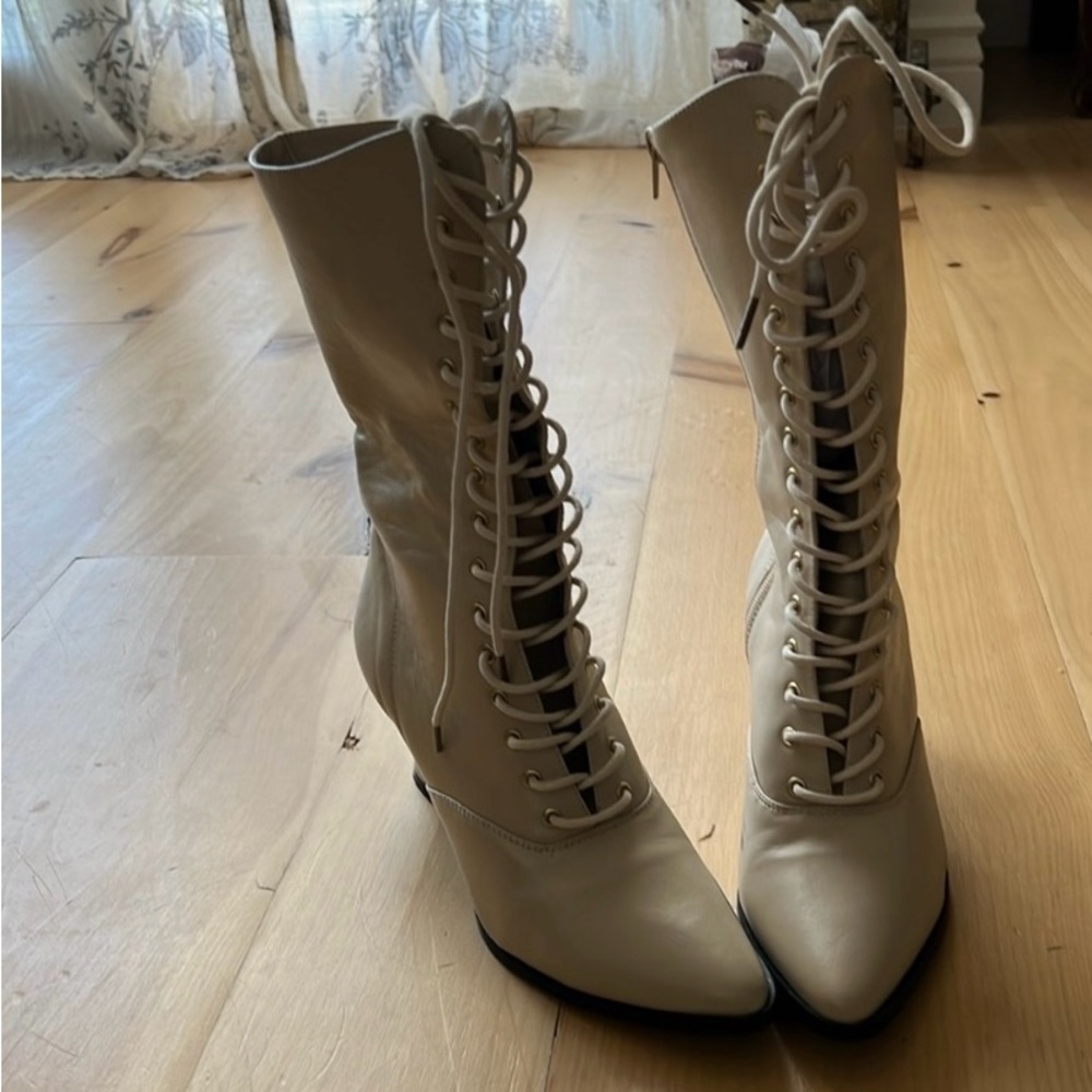 Victorian Creme 👢 boots